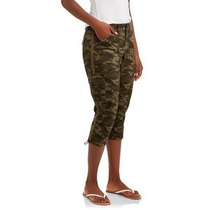 NWT Time and Tru Women’s Camo Cargo Capri Pant 8
